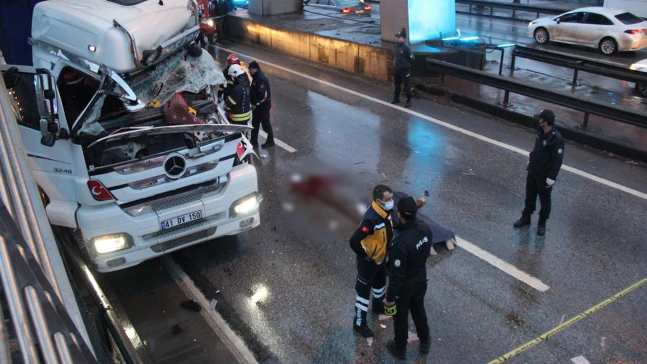 Köprüden atlayan gence çarpmamak için kaza yaptı: 1 ölü, 1 ağır yaralı